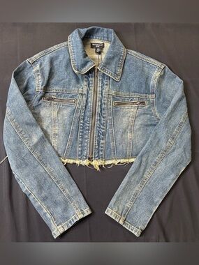 PrettyLittleThing Petite Cropped Denim Jacket Raw Hem Indigo Blue US 4 NWT